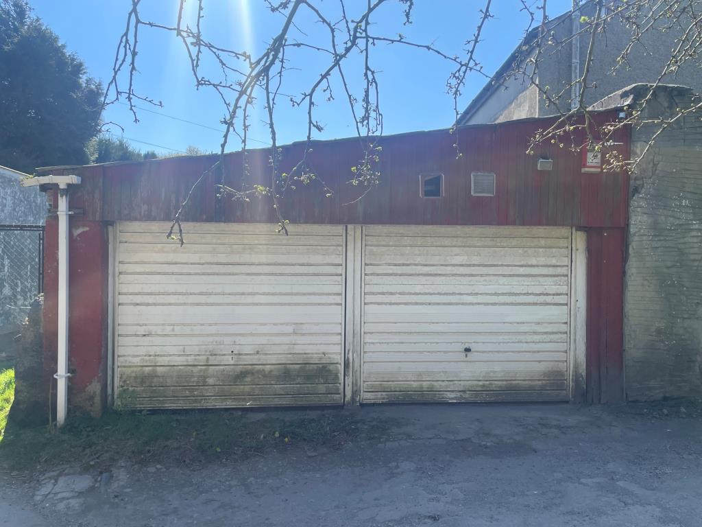 Lot: 43 - MIXED USE PROPERTY PLUS OUTBUILDING WITH PLANNING APPROVAL - Single storey rear garage/outbuilding